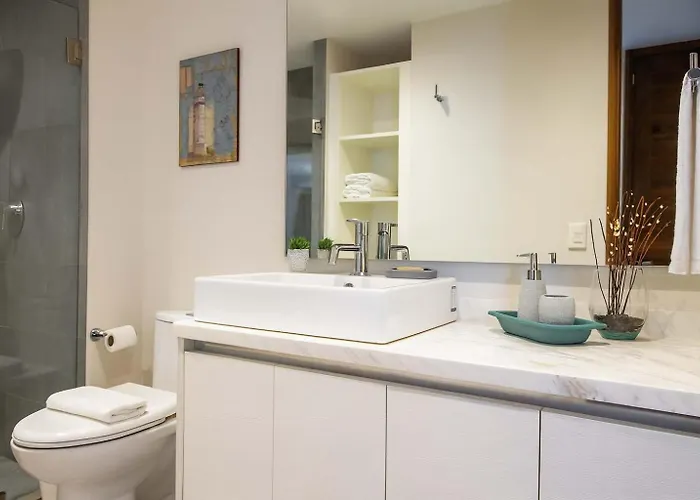 Steps From 5th Ave With Rooftop Pool Gym & Cinema Holiday home *