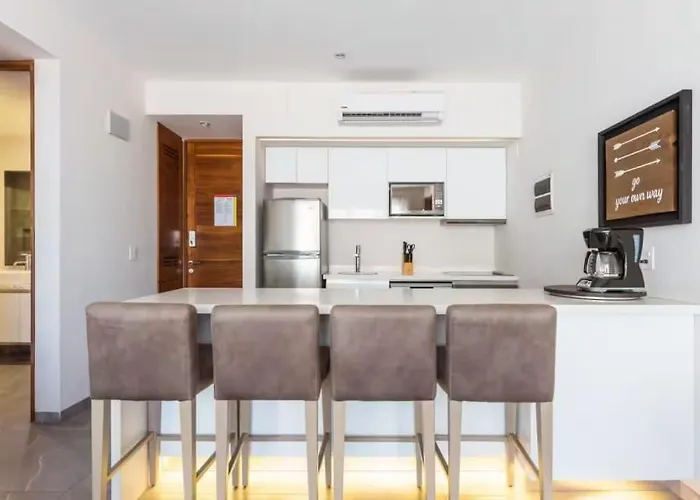 Steps From 5th Ave With Rooftop Pool Gym & Cinema Holiday home